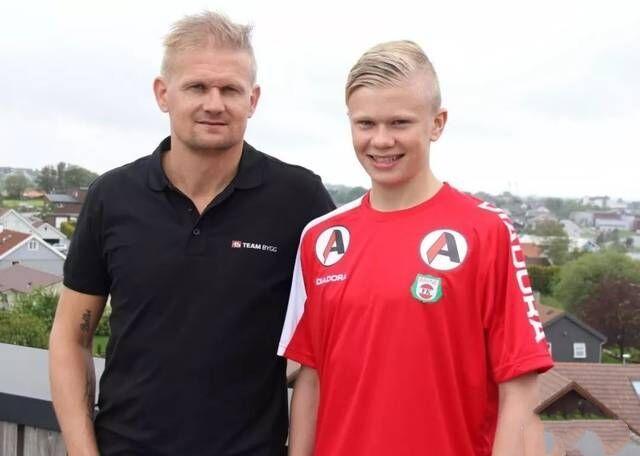 世界杯震撼一幕：孙颖莎让分全场掌声，赛场对手忍不住竖大拇指（世界杯名场面：孙颖莎主动让分赢得满场掌声，对手当场竖起大拇指）