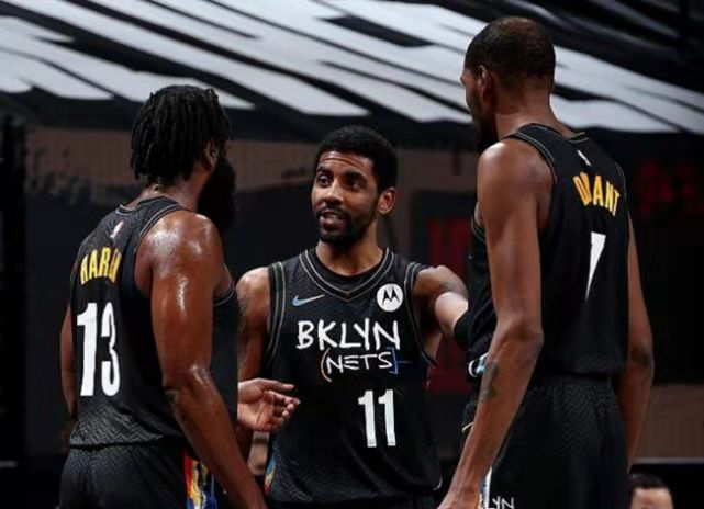 助教：齐达内执教时常让球员要微笑和享受，他特别懂球员想法（助教：齐达内执教时总提醒球员微笑享受，他深懂球员心思）