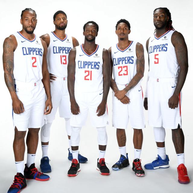 从埃夫勒街区到足球界巅峰：记登贝莱和乌帕梅卡诺的友谊（埃夫勒到足坛之巅：登贝莱与乌帕梅卡诺的同路传奇）