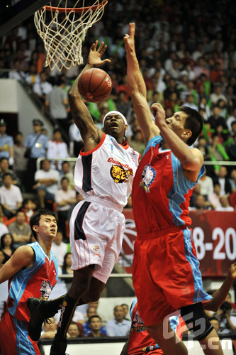 杨氏传奇：27分钟狂飙，独木难支全场最高分（杨氏神话：27分钟暴走，一人扛场拿下全场最高分）