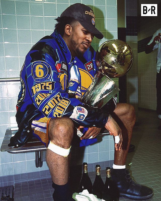 判决书：原天津泰达球员白某峰因受贿判有期徒刑一年，缓刑一年（判决书显示：前天津泰达球员白某峰因受贿获刑一年，缓刑一年）