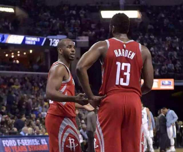 一波小高潮！特雷·琼斯上篮打进 公牛10-0打停骑士（特雷·琼斯上篮引爆攻势，公牛10-0逼停骑士）