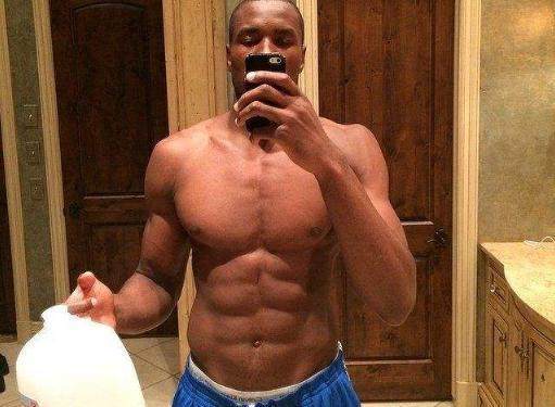 格雷米奥扳平后，主帅梅内塞斯与球迷发生口角并向其竖中指（格雷米奥追平后，主帅梅内塞斯与球迷争执并比中指）