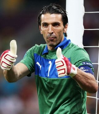 篮球场上的精彩瞬间：杨瀚森的挑篮绝技（球场高光瞬间：杨瀚森的挑篮神技）