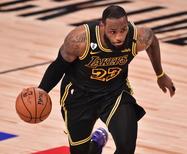 中国球员留洋要分几步走？看看日本足球的“参考答案”（中国球员留洋怎么走？日本足球给出示范路径）