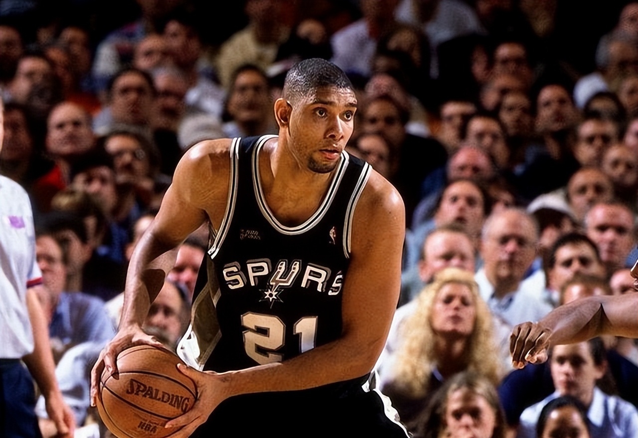 俄罗斯运动员谢尔盖-博伊在1800米高空踢球，挑战极限，引发热议。（俄罗斯选手谢尔盖·博伊海拔1800米踢球，上演极限挑战引发热议）