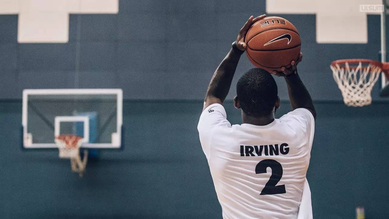 先发制人！德里克·怀特首节7中5拿到14分 三分5中3（开局强势！德里克·怀特首节7投5中砍14分，三分5投3中）