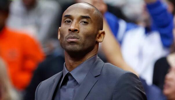 53岁齐达内上海街头踢毽子，与大妈迅速融入展现高球商风采（53岁齐达内现身上海街头踢毽子，与大妈打成一片尽显高球商）